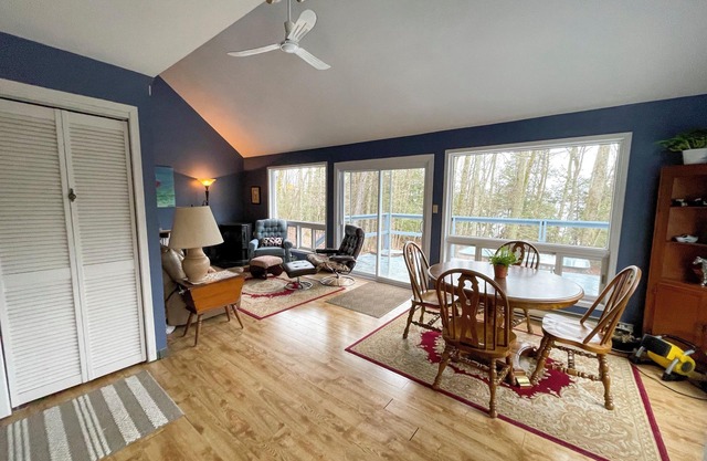 Two-bedroom cottage on quiet lake, family-friendly — kayaks, canoe (sauna avail)