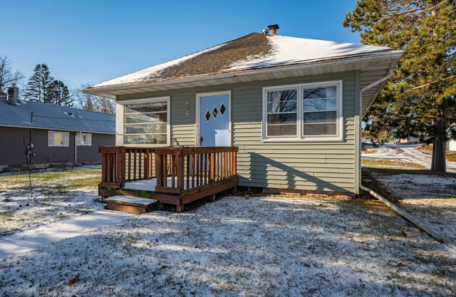 Two Bedroom Cottage near Mt Itasca, Hodgins-Bernardo Arena, Eagle Ridge Golf Course & Trout Lake