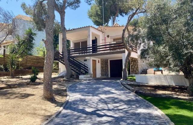 Zwei-Zimmer-Villa mit großem Garten und privatem Swimmingpool