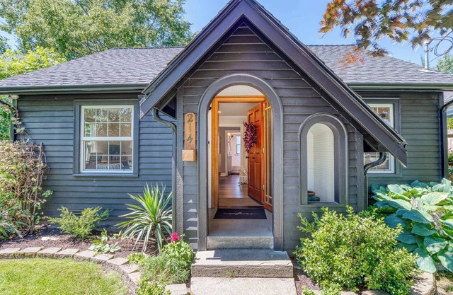 Two Bedroom Farmhouse with Hot Tub in Snohomish