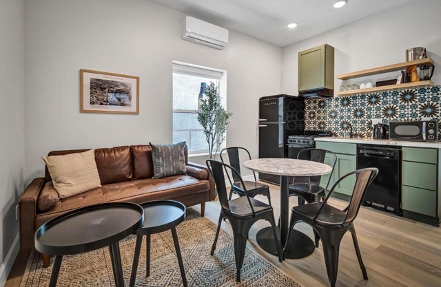 Two Bedroom - King in Master Heart of Downtown Vista