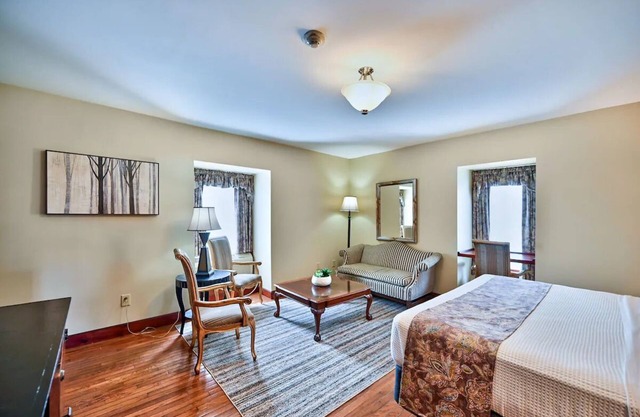 Two Bedroom King Suite, Tom Quick Inn, Daily Housekeeping, Bar Onsite