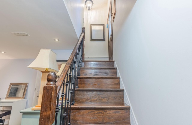 Two Bedroom Lower Unit With 500 Mbps WiFi, Parking & Self-check in