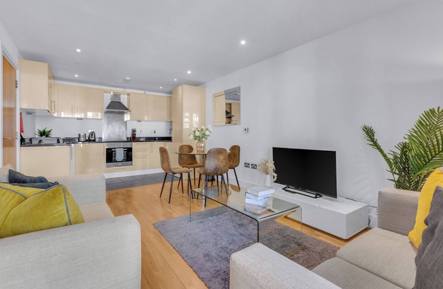 Two Bedroom Serviced apartment with balcony in Indescon Square, Canary Wharf