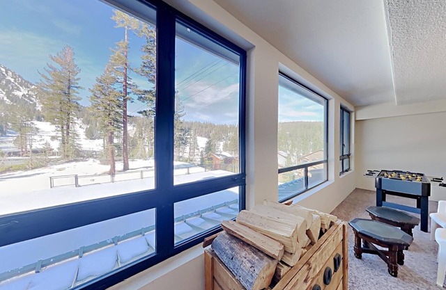 Two Bedroom Units at 1849 Condos with 3 Hot Tubs & Slopeside