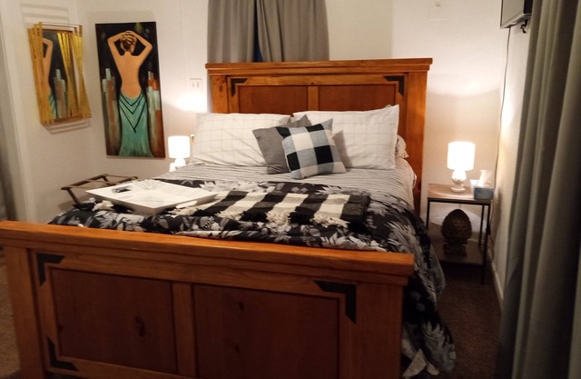 Two Bedrooms One Bath House Medical Massage Therapy Available*