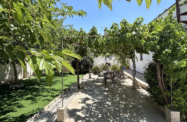 Villa mit schönem Garten, 2 Zimmern, Zentrum von Torre Lapillo