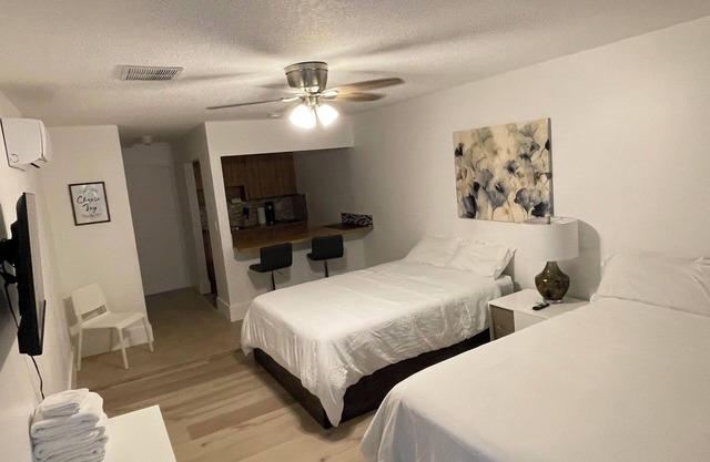 Two beds in apartment in Ft. Lauderdale