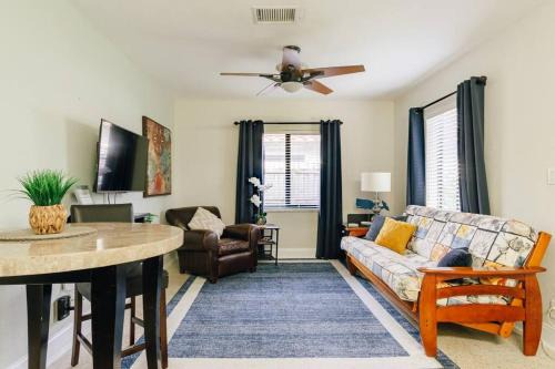 Two blocks from Beach - Walk to the water!