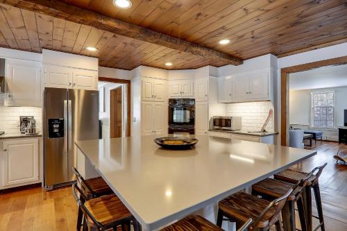 Two Chimneys: 5 br, a/c, fireplace, deck hot tub, firepit, garage