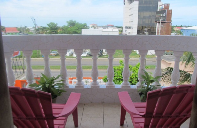 ZWEI DOPPELBETTZIMMER IM EASY INN BELIZE CITY