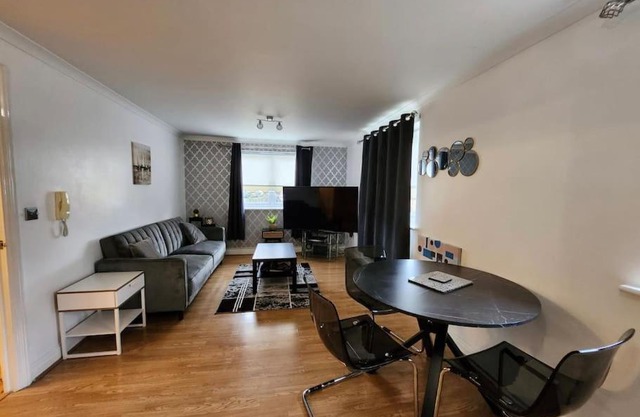 Two Double Bedroom Apartment with Allocated Parking and Fast WiFi in Hatfield
