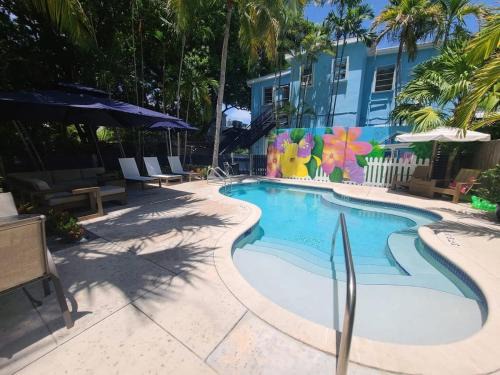 Two Duval Street Suites w parking and pool