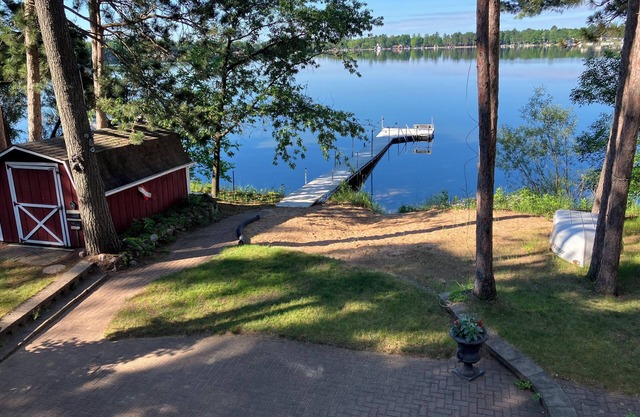 Two family, cozy, lake house retreat on Pine Lake.