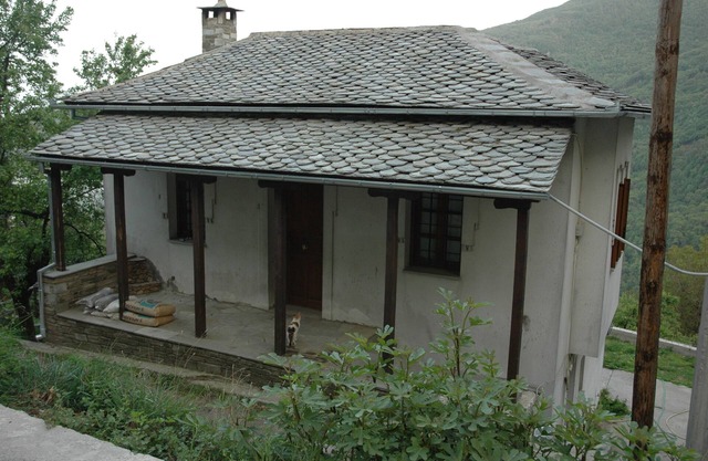 Zweistöckiges Gebäude am Berg Pelion mit Blick auf Ägäis und Sporaden.