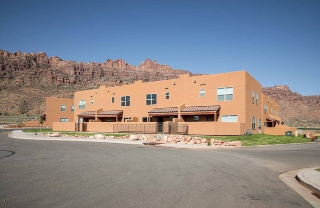 Two King Suites, Pools ,Hot Tub, Mountain and Rim Views, Secure Bike storage