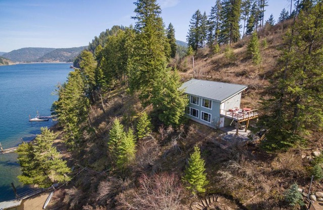 Two Lakefront Homes - Main Home & Private Floating Home