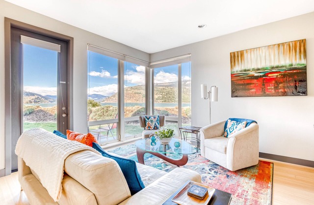 Two-level condo with majestic Columbia River view, patio, balcony & WiFi