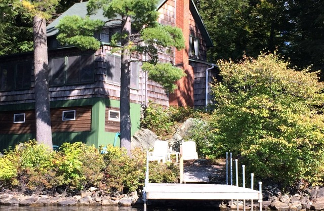 Zwei schöne Ferienhäuser am Lake Iroquois in der Nähe von Burlington, Vermont