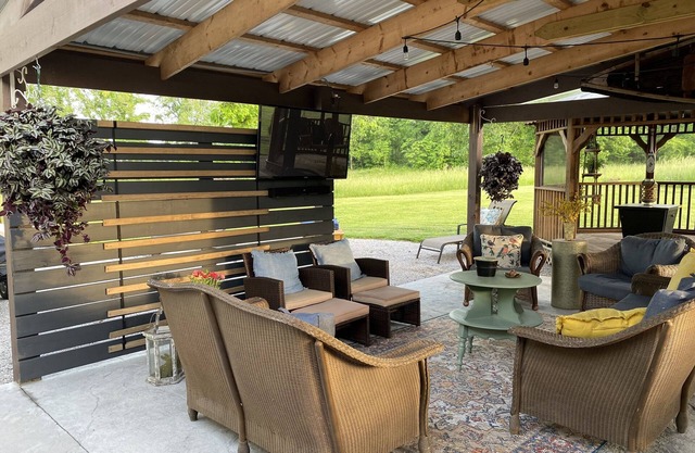 Two miles from Beaver Creek Marina! Plenty parking available. Pet friendly!!