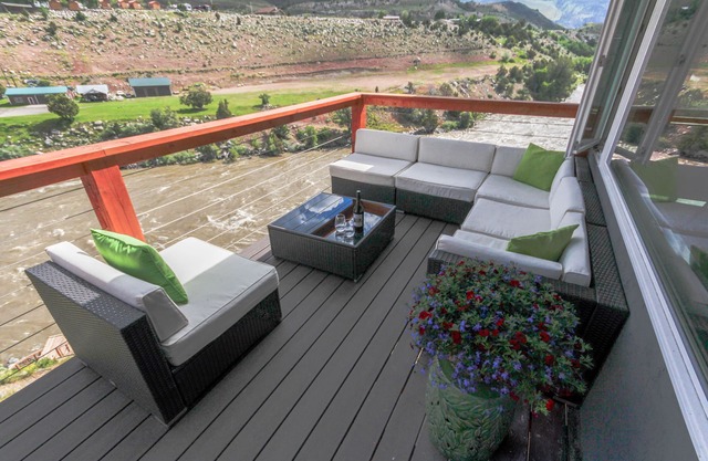 Zwei Minuten vom Yellowstone Park mit eigenem Flusszugang, 30 Fuß. Deck und BBQ.