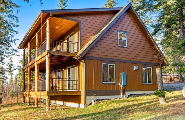 Two neighboring cabins with lake/mountain views & fireplaces, great for a group