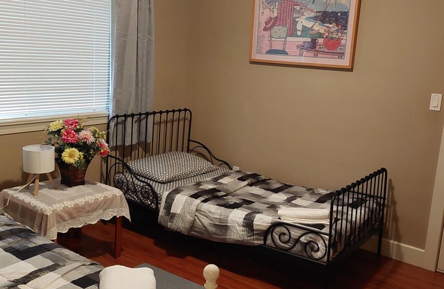 Exclusive Private Bedroom & Bathroom with Separate Entrance and Kitchenette