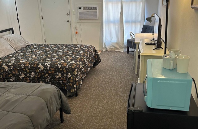 Two Queen bed remodeled studio with fast WiFi in Fillmore