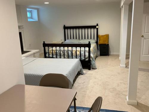 Two queen beds with private bathroom for summer stay