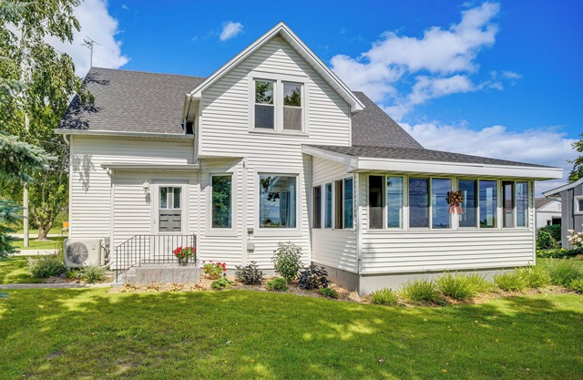Two Rivers ‘Thiede House’ - Walk to Lake Michigan!