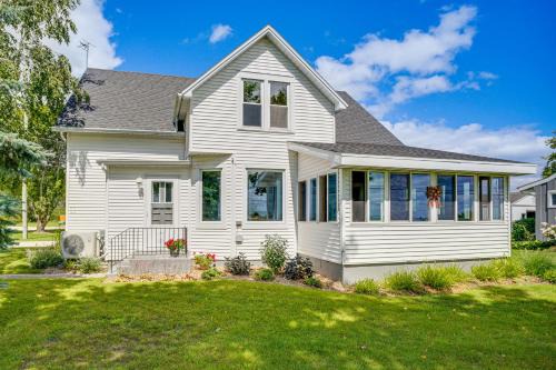 Two Rivers Thiede House - Walk to Lake Michigan!
