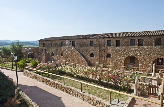 Zweizimmerwohnung in einem charmanten Steindorf mit Swimmingpool, Tennis, auf dem Land in der Nähe des Meeres und Dienstleistungen