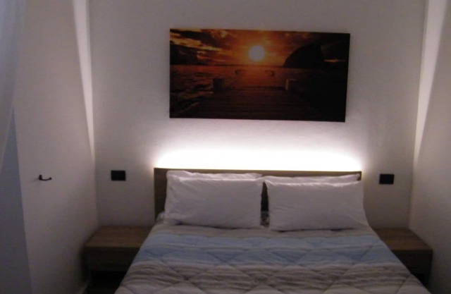 ZWEIZIMMERWOHNUNG 4 PAX, SELBST-CHECK-IN, BUS EINIGE SCHRITTE, KOSTENLOSES WIFI MIT A / C