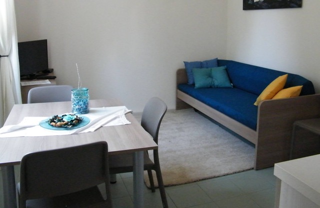 ZWEIZIMMERWOHNUNG 4 PAX, SELBST-CHECK-IN, BUS EINIGE SCHRITTE, KOSTENLOSES WIFI MIT A / C