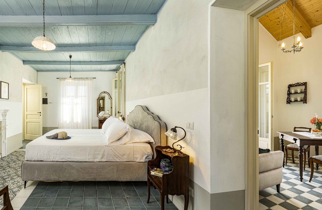 Two-room apartment 6 in an ancient country villa with swimming pool - 50m in the Barolo area