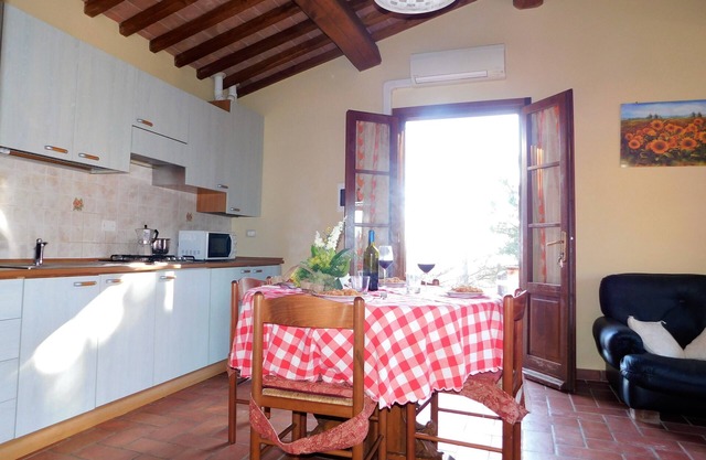 Two-room apartment in farmhouse with pool 5 minutes from Lajatico and Peccioli