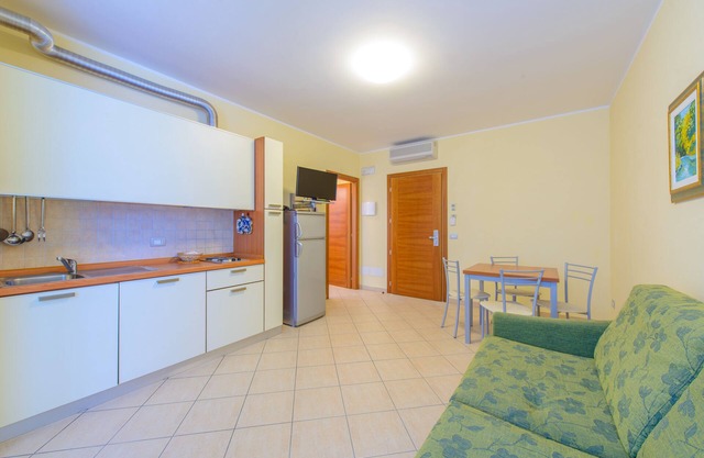 ZWEIZIMMER-SUITE NR. 5, 20 METER VOM MEER ENTFERNT, EINGERICHTET MIT PRIVATEM PARKPLATZ.