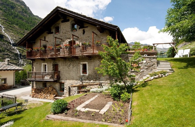 TWO-ROOM BEDROOM CHAIR 100 m from trails and ski slopes