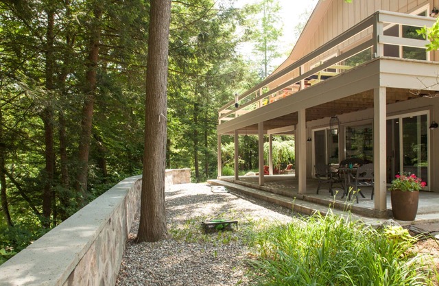 Zwei Zimmer mit Bad in ruhigem Wald
