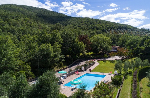 Zweistöckige Villa mit großem privatem Pool und wunderschönem Garten