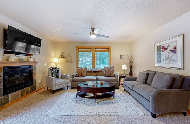 Two-story condo with great patio, blocks to downtown & Payette Lake