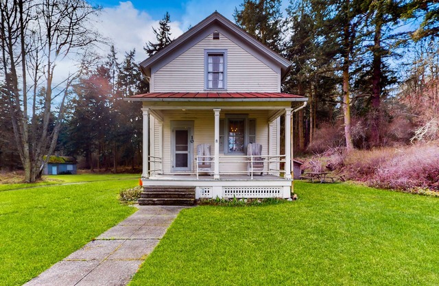Two-story cottage with porch & fireplace, walk to ferry & Fort Casey State Park