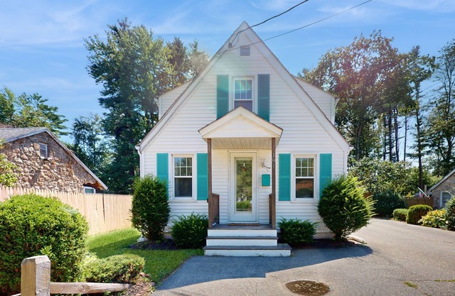 Two-story dog-friendly house with enclosed yard, grill, patio, W/D