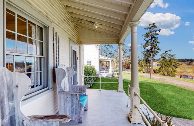 Two-story duplex with ocean view & porch, walk to the ferry & Fort Casey SP