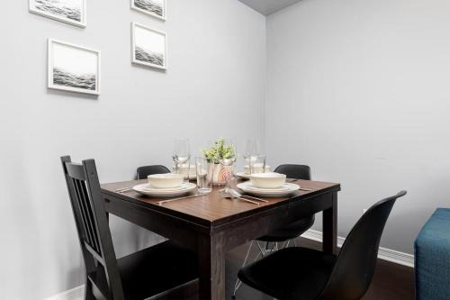 Two Story Loft w 2 beds close to Lakeshore
