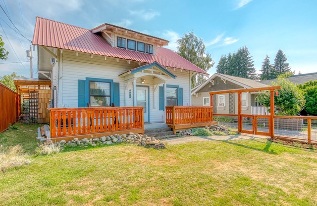 Two-story, mountain view getaway with a private hot tub, wood stove & fast WiFi