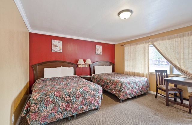 Two Units Perfect for Big Groups, with Free Parking, Pet-friendly!