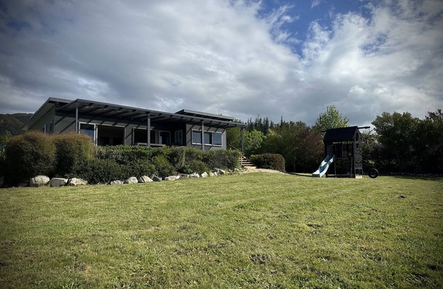Two Waters Beach House - 5 minutes walk to Ligar Bay Beach
