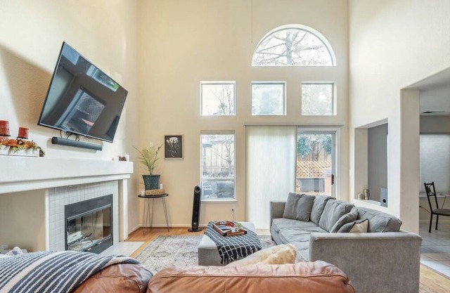 Two Story Home, 1700 sqft. AC ❄️ Hot Tub 3 bedrooms