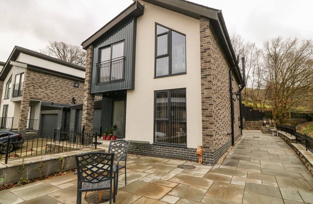 TY BAINS, family friendly, character holiday cottage in Llanberis